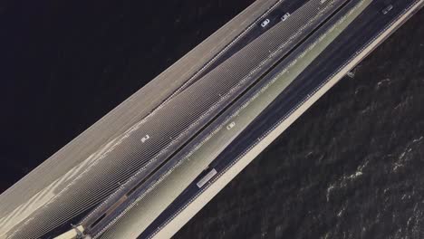 vista cinematográfica de drones aéreos al atardecer de los vehículos que pasan por el puente de enlace marítimo de bandra worli en mumbai, india