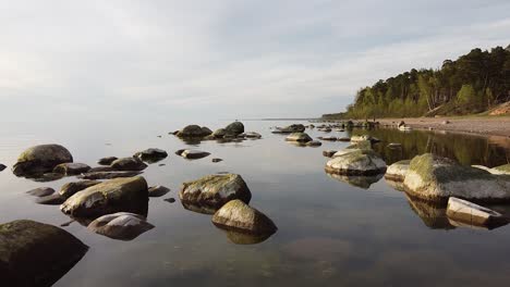 Piedras-En-El-Mar-En-La-Costa-Del-Mar-Báltico-Veczemju-Klintis-Vista-Aérea