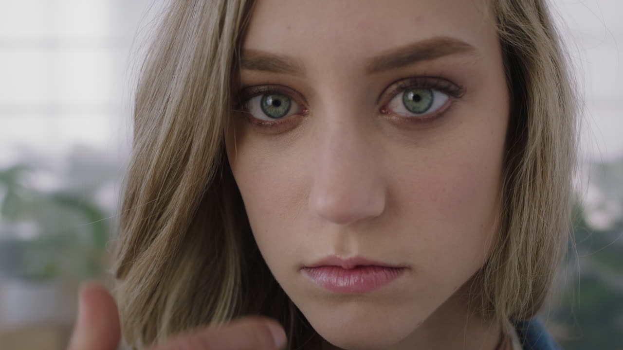 портрет красивой молодой блондинки, смотрящей в камеру. женщина уязвимая, бегущая рукой через волосы. кавказка. женщина с идеальной кожей.