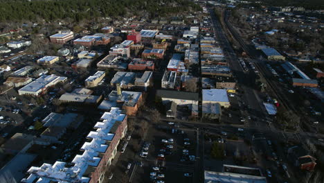 Toma-De-Drones-De-Los-Edificios-Del-Centro-De-Flagstaff-Az-Usa-Y-El-Tráfico-Callejero-En-El-Soleado-Día-De-Invierno