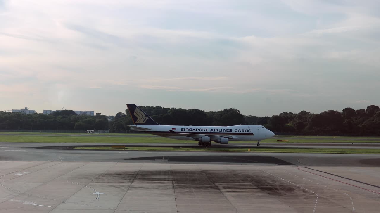 la aerolínea de carga de singapur boeing 747-400f en el aeropuerto