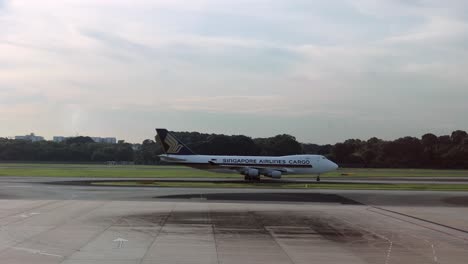 singapore airlines cargo boeing 747-400f at airport