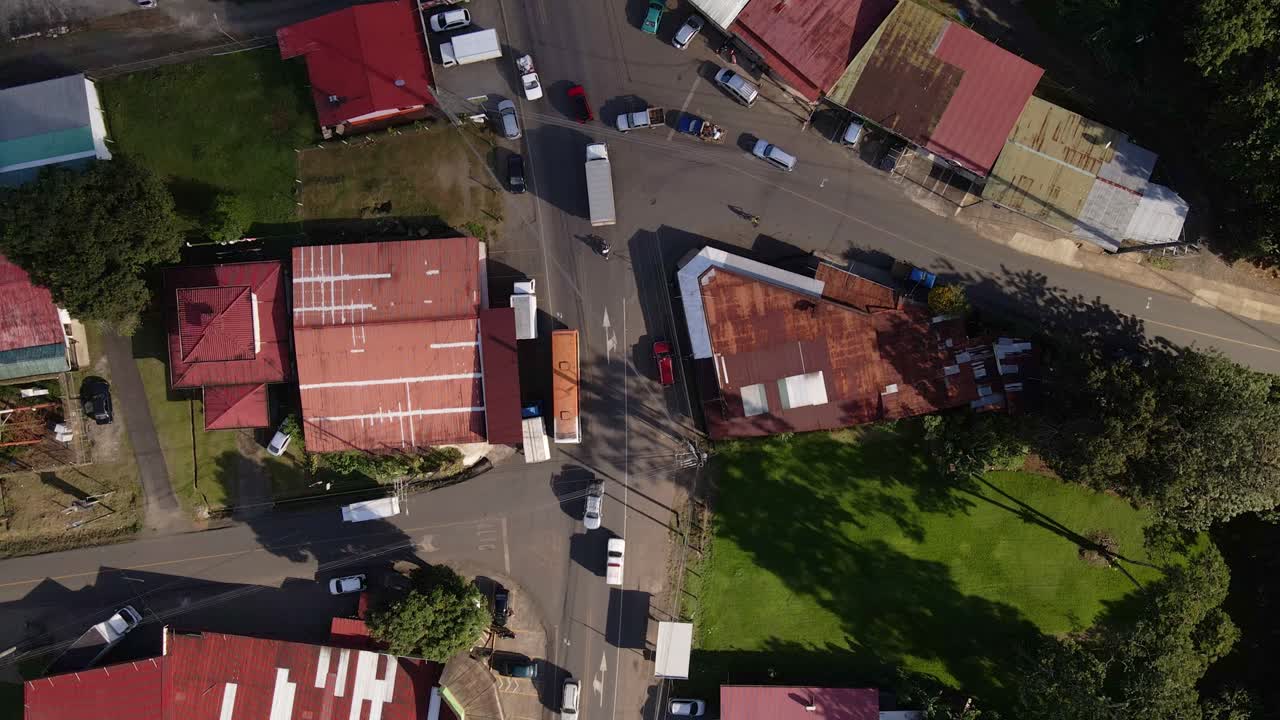 vista aérea de arriba hacia abajo en 4k de un pequeño pueblo en el norte de costa rica