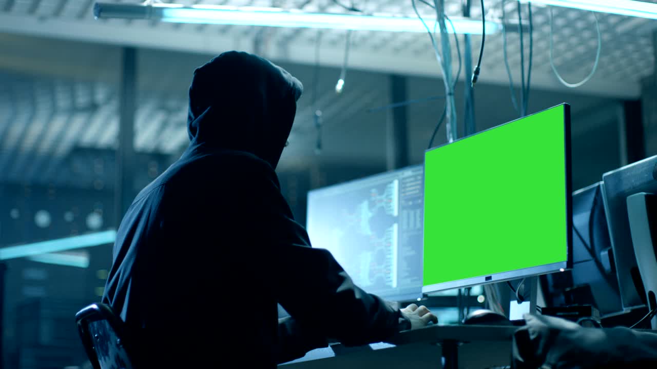 un team di hacker adolescenti ricercati a livello internazionale con un display a schermo verde infetta i server e le infrastrutture con malware. il loro nascondiglio è buio, illuminato al neon e ha più display.