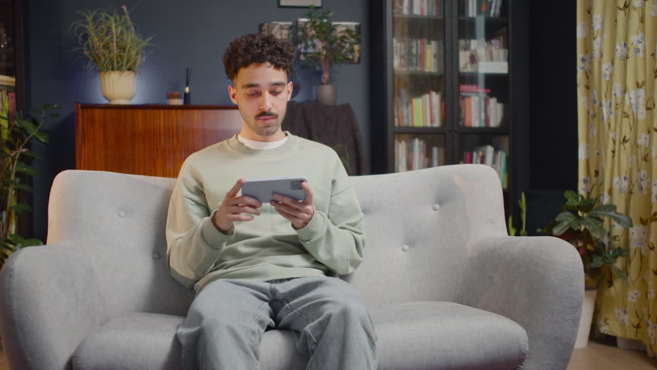 바비큐 파티에 도착한 친구들이 서로 인사를 나누고 있다