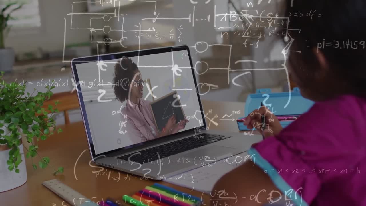 animación de ecuaciones matemáticas sobre una chica afroamericana que tiene una lección en línea usando una computadora portátil
