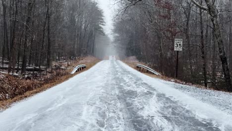 Starker-Schneefall-Auf-Einer-Abgelegenen,-Schönen-Waldstraße-Während-Eines-Nordostens