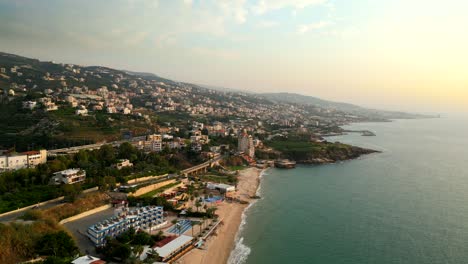 hermosa puesta de sol sobre centros turísticos y hoteles en la costa del líbano