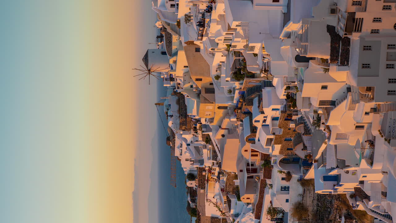 4k timelapse vertical, isla de santorini en la hora dorada y el atardecer, edificios blancos de la aldea de oia y el mar egeo
