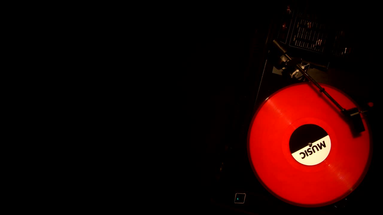 플레어에 비닐 레코드. 오래된 턴테이블에서 노래를 연주합니다.