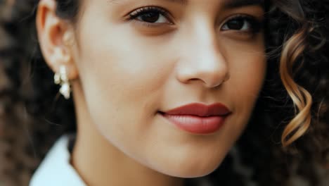 retrato de una hermosa mujer joven con cabello rizado y ojos marrones