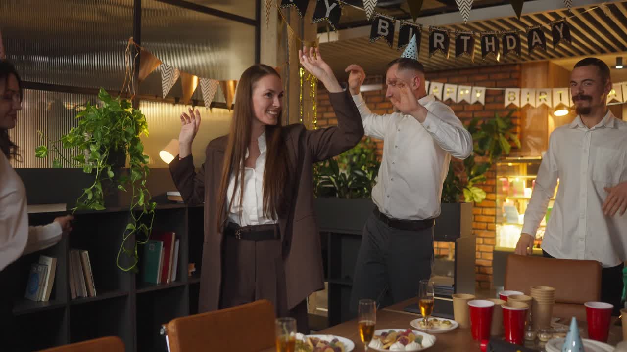 fiesta de cumpleaños en la oficina.