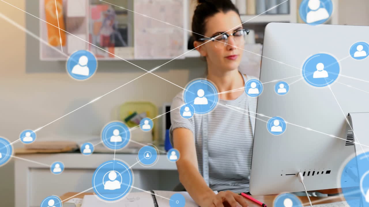 trabajando en el escritorio, mujer rodeada de conexiones de redes sociales animación