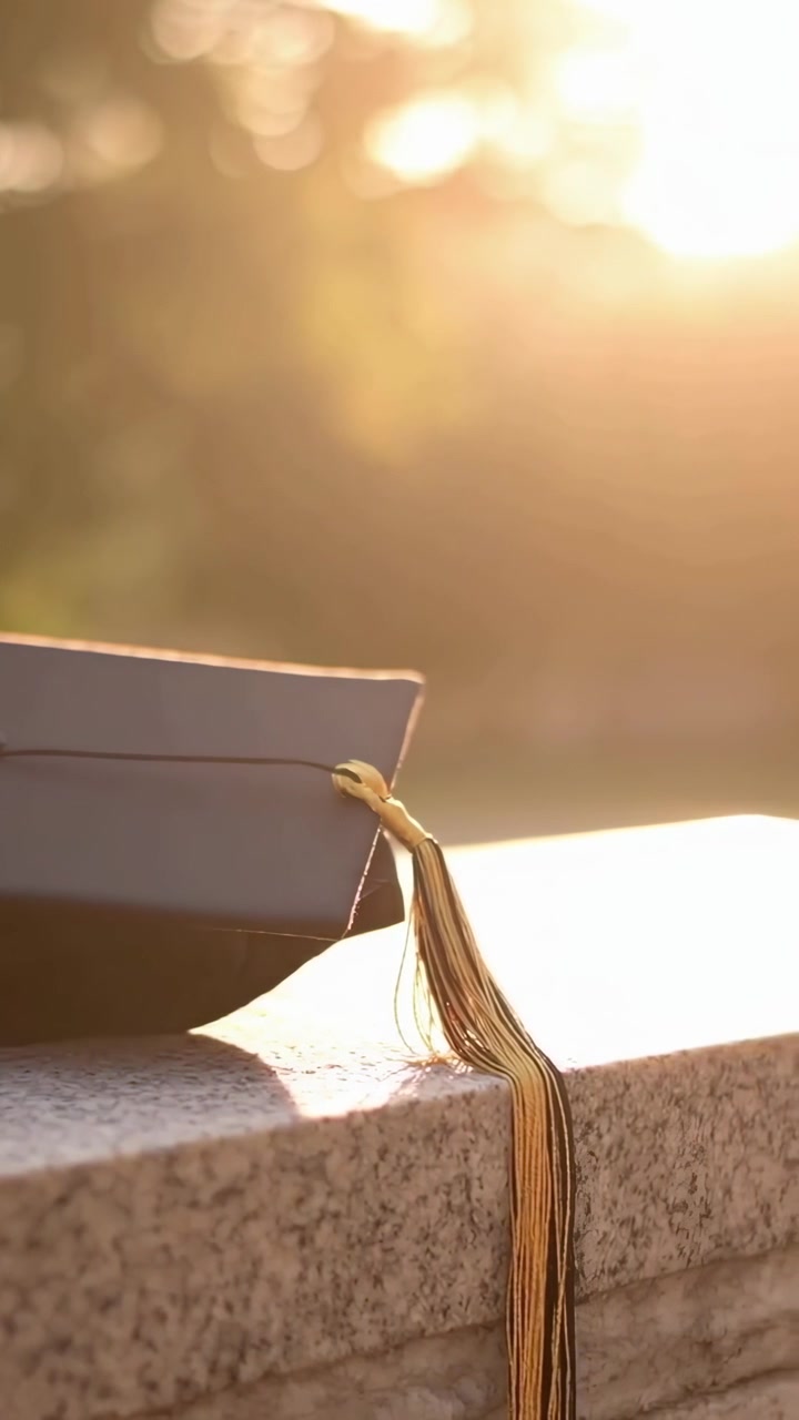 Tocco di laurea con nappa alla luce del sole dell'ora d'oro