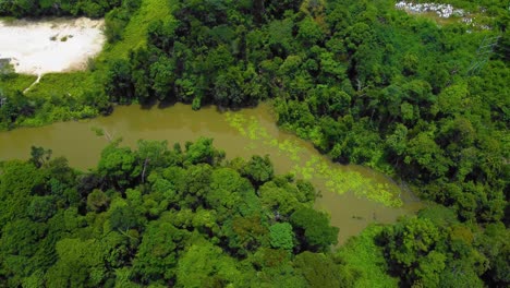 Sorprendentes-Imágenes-Cinematográficas-De-Drones-Residenciales-De-4k-Después-De-Que-El-Problema-De-La-Deforestación-Consiste-En-Muchas-Casas,-Carreteras,-árboles,-Lagos-E-Infraestructura-En-Medio-Del-Bosque-Tropical-Ubicado-En-Riau,-Indonesia