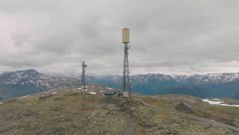 drone sobre mástil de teléfono en la cima de la montaña storhovd, noruega