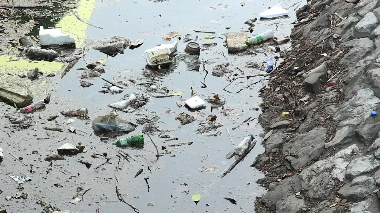 수면에 떠다니는 플라스틱 쓰레기