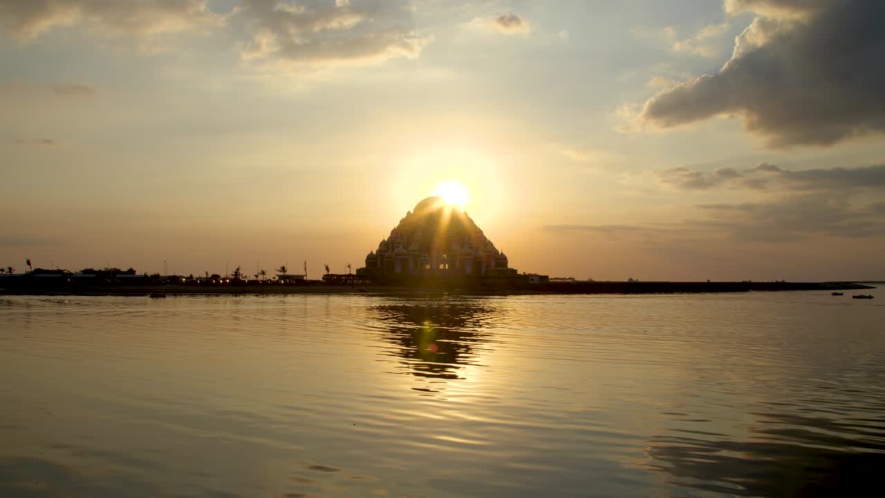 99  모스크 뒤에서 해가 지는 모습 (슬로 모션)