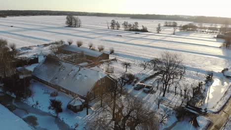 Droneshot-Einer-Verschneiten-Holländischen-Landschaft-Mit-Einem-Bauernhof-Bei-Sonnenaufgang