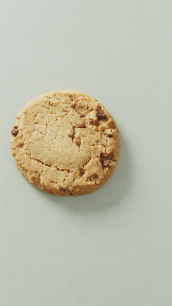 видео печенья с шоколадом на белом фоне