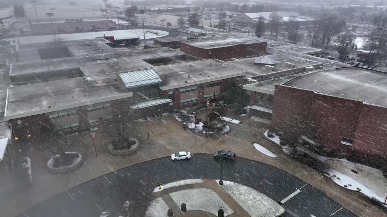 старшеклассников высаживают у здания американского образования во время снежной бури