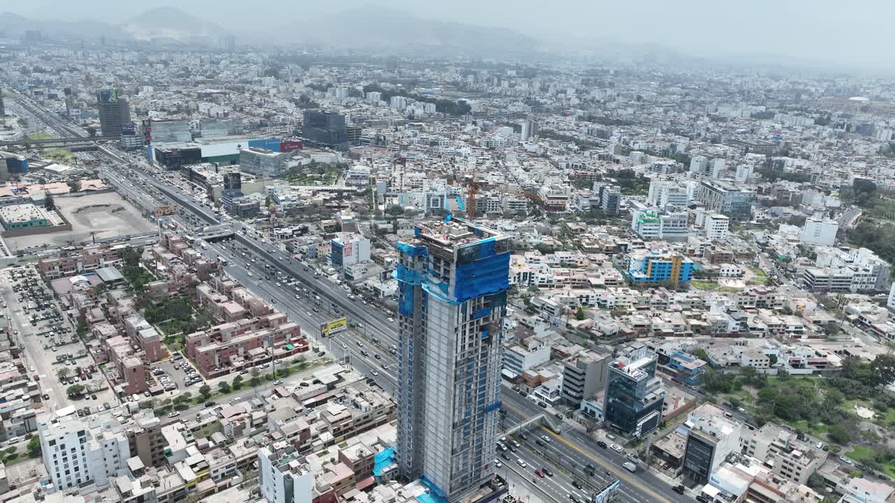 drone aéreo disparó sobre los edificios de la ciudad de méxico con vista de rascacielos, carreteras y casas en un día soleado
