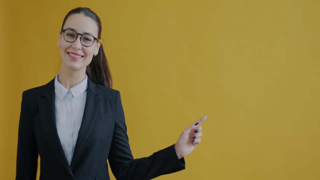 mujer de negocios presentando