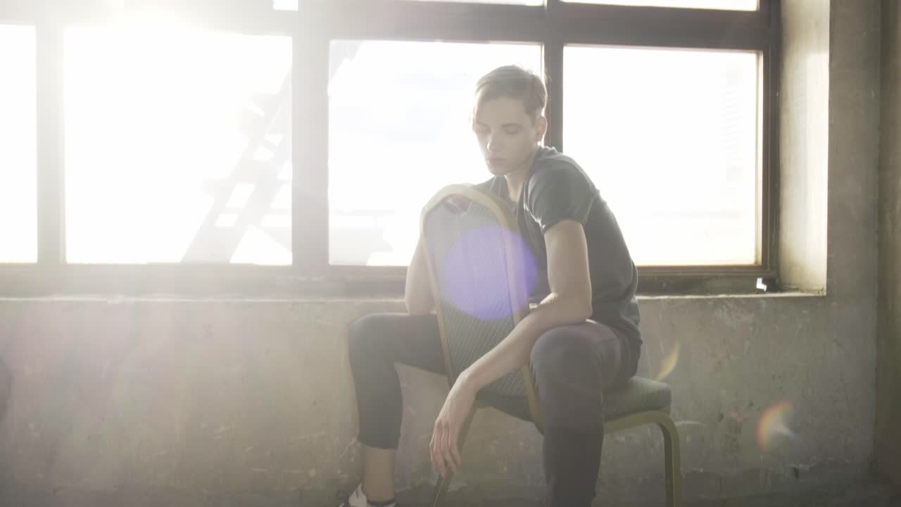 ⁇ 은 방의 창문 근처에 앉아 있는 젊은 남자