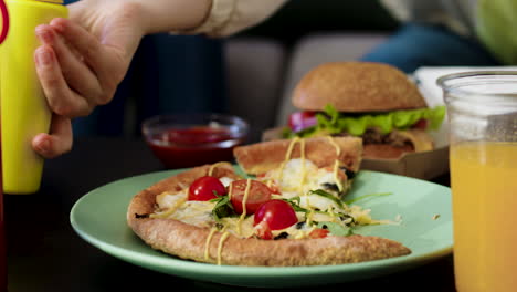 Delicious-tomato-and-arugula-pizza