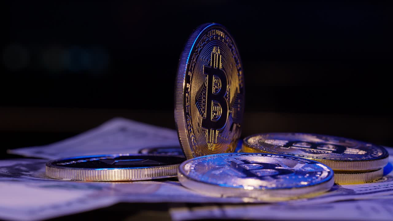 monedas bitcoin btc y ethereum monedas eth girando en billetes efectivo de 100 dólares, minería de dinero virtual