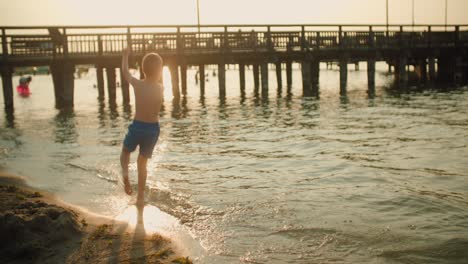 Niño-Corriendo-En-La-Playa-A-Cámara-Lenta