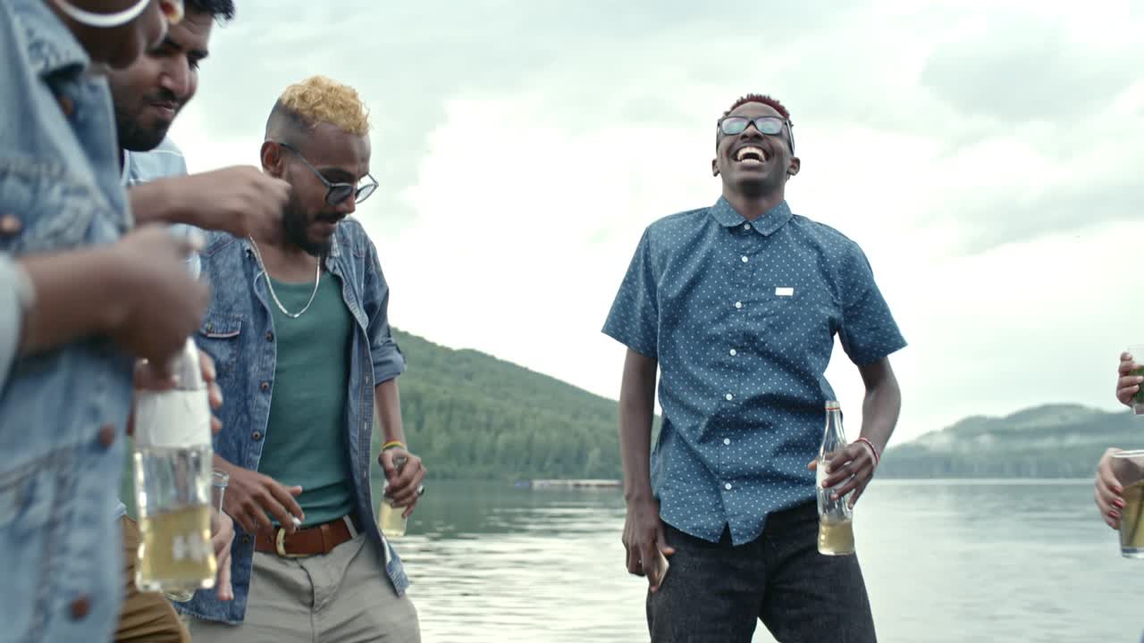 야외 파티에서 흔들리는 것