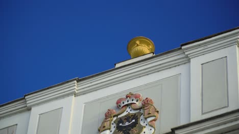 arquitectura edificio romance con erb de pájaro en opava, moravskoslezsky kraj cielo despejado florero dorado estatua decoración en el techo otoño pan cinemático