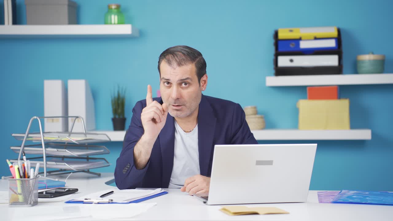 hombre de negocios mirando a la cámara enojado y agresivo.