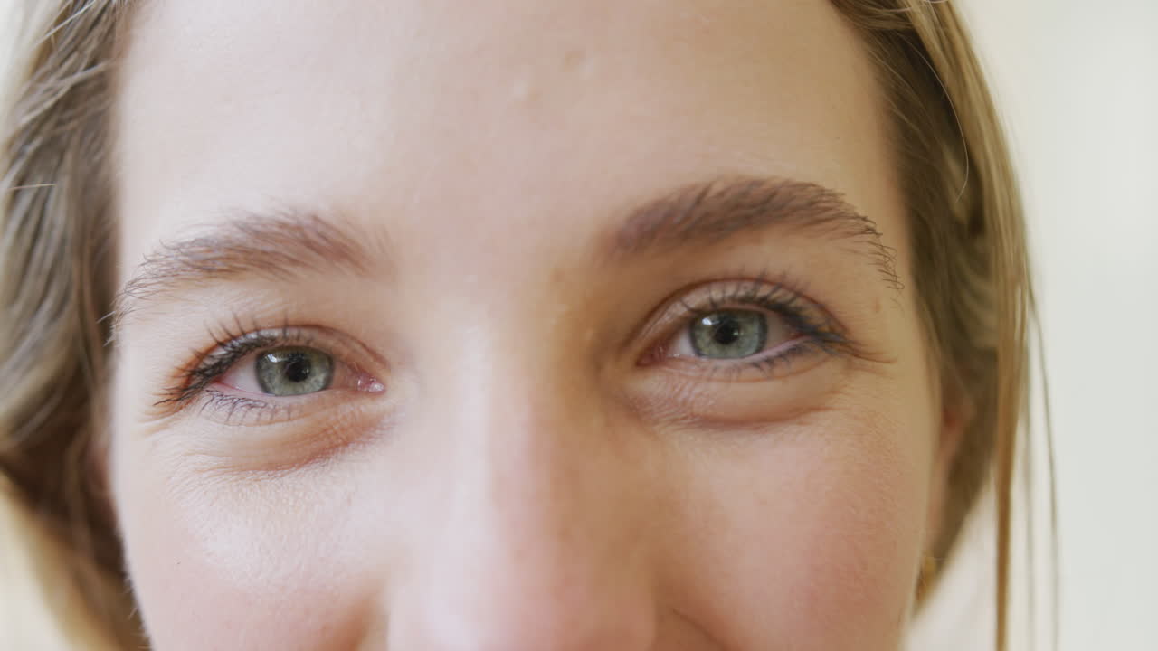 primer plano del retrato de una feliz mujer caucásica en casa