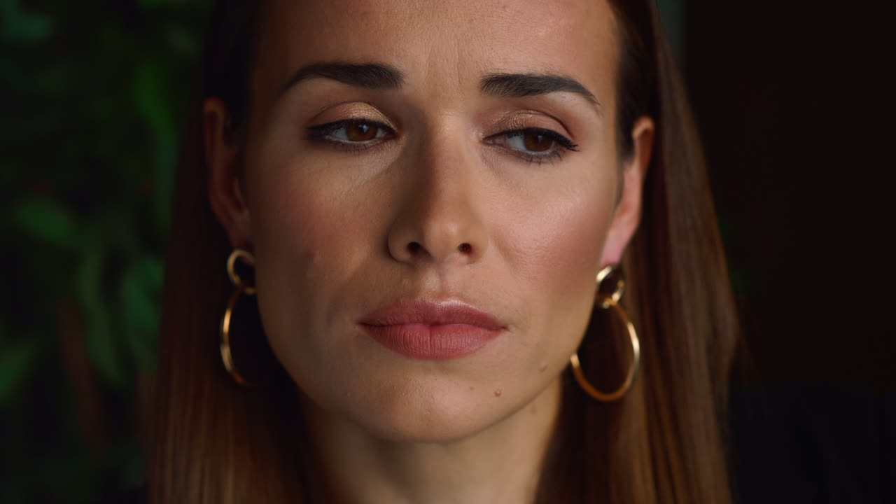 rostro de mujer de negocios con maquillaje. retrato de una mujer pensativa posando ante la cámara