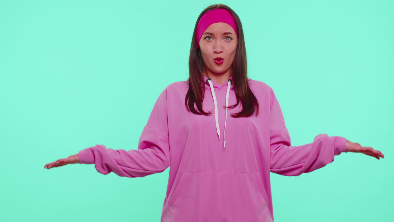 소녀는 분노한 표정으로 손을 들고 왜, 실패의 어떤 이유를 묻고, 불신을 나타니다.