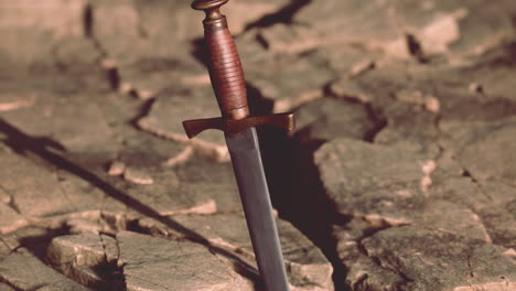 la espada excalibur en la piedra rocosa al atardecer