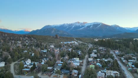 Fliegen-Von-Bariloche-City-Mit-Der-Imposanten-Schneebedeckten-Cerro-Catedral-Im-Hintergrund