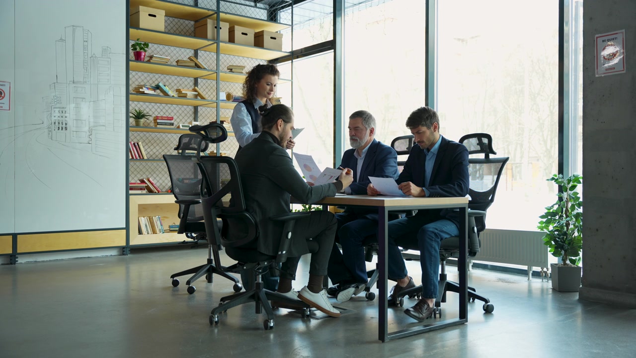 Team aziendale eterogeneo che collabora a un progetto in un ufficio moderno