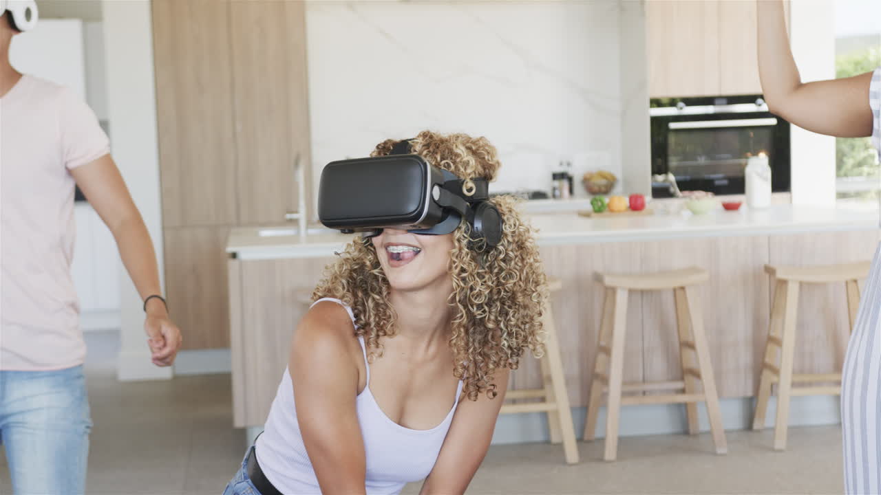 Giovani donne birazziali si godono la realtà virtuale a casa