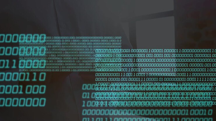 Uomo che digita sul telefono con entrambi i pollici in un ufficio tecnologico, con pannelli binari ciano che si sovrappongono al busto mostrando dati.