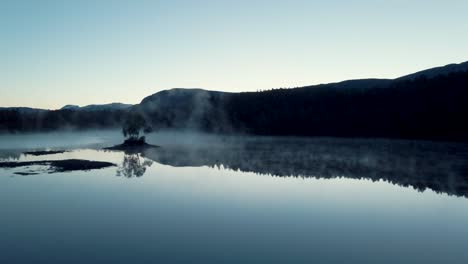 Drohnenvideo-Eines-Nebligen-Sees,-Aufgenommen-Während-Der-Nacht-In-Norwegen