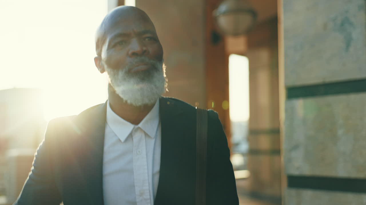 apresurado, hombre de negocios y corriendo por la ciudad hasta tarde