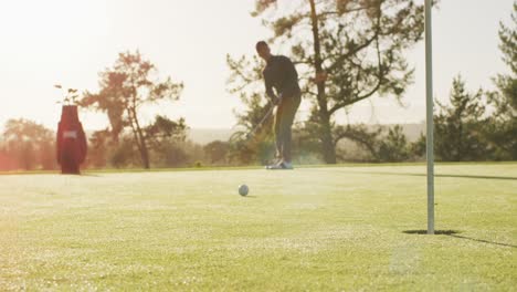 Video-Eines-Kaukasischen-Mannes,-Der-Auf-Dem-Golfplatz-Golf-Spielt