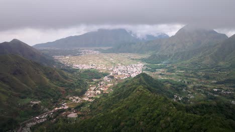 Vista-De-Drones-En-El-Valle-Del-Pueblo-De-Sembalun-Cerca-Del-Parque-Nacional-Del-Volcán-Rijani,-Lombok,-Indonesia