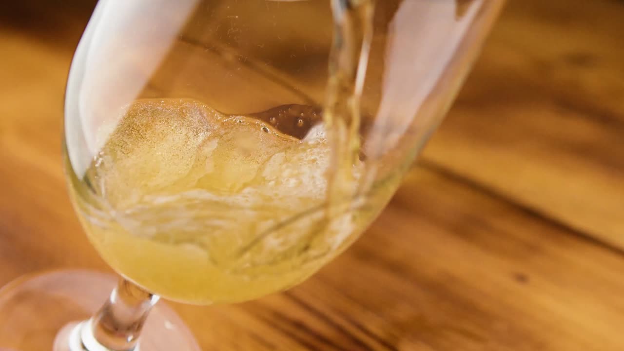 Stillbilde av en fersk øl som helles