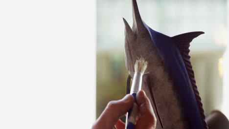 artesano pulido escultura de pescado 4k