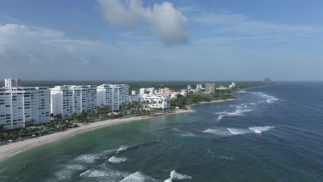 Edificios-De-Apartamentos-De-Hotel-Blanco-Con-Vistas-A-La-Hermosa-Playa-Hemingway.