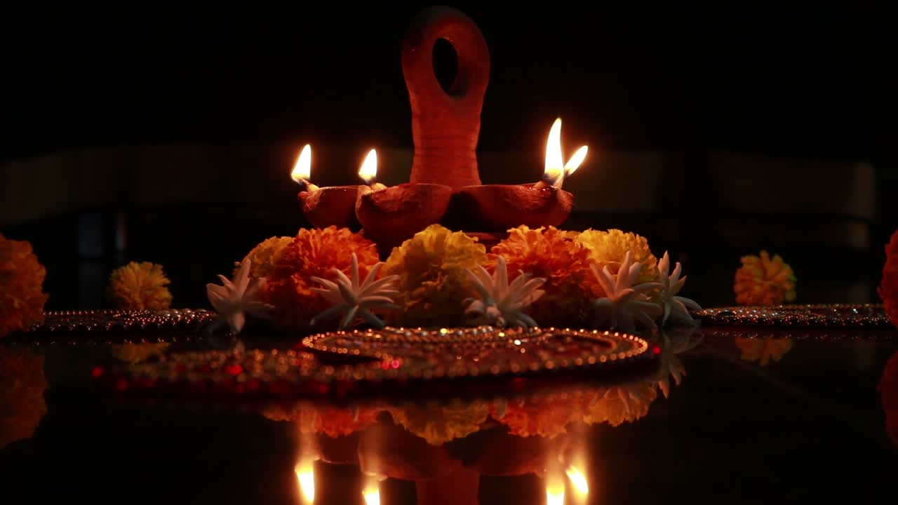 video de cerca de una lámpara bellamente iluminada que brilla en la oscuridad